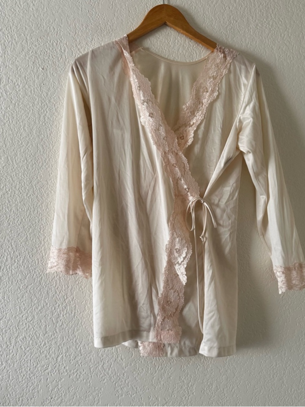 Avon Vintage Women's Cream Lace Trim Wrap Robe - Elegant Lightweight Cover-Up